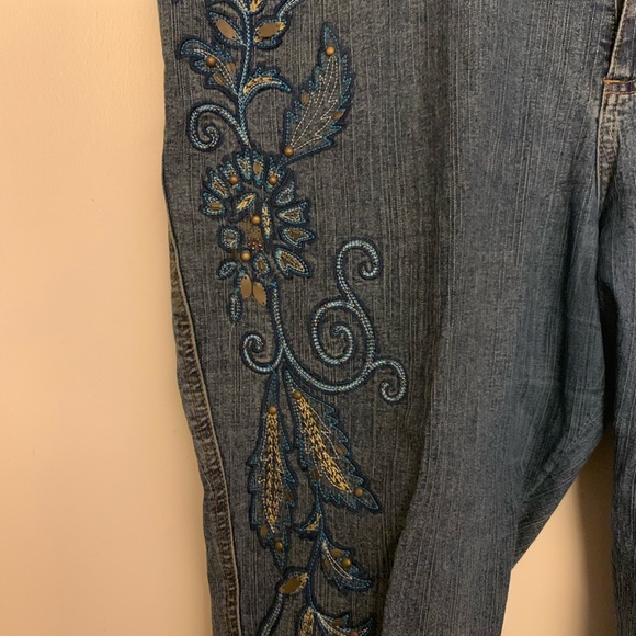 Women’s plus sized jeans - Picture 3 of 6